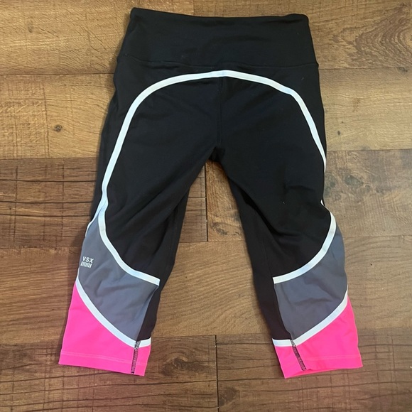 Victoria’s Secret VSX sport knockout crop leggings Sz small pink black white - Picture 7 of 7